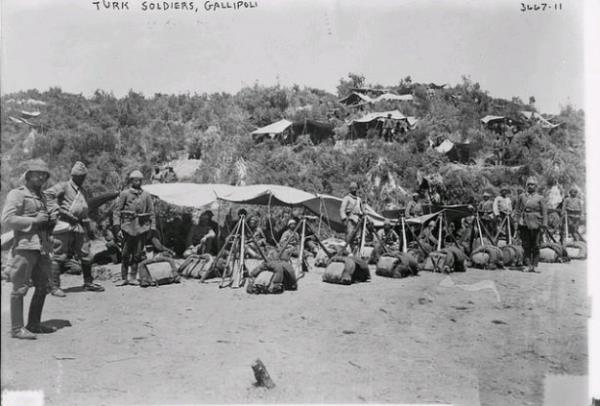 Fotoraflar zerine notlarla nereye ait olduklar da belirtilmi.