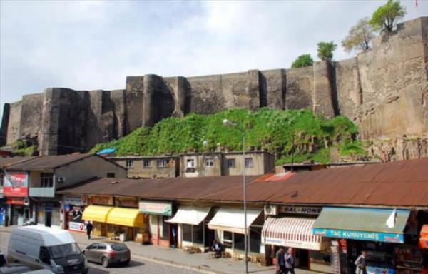 Tatvan ilesi snrlarndaki Nemrut Kalderas da iinde bulunan buz maaralar, buhar bacas, glleri ve ifal sularyla grlmeye deer yerlerin banda geliyor.