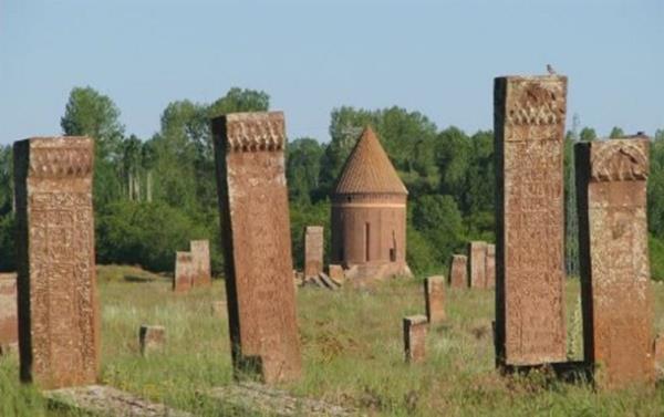 Bitlis, Ahlat ilesindeki Byk Seluklu Mezarl ak hava mzesi olarak dzenlenmi. Bir Seluklu mezarl olan Ahlat Mezarl, dnyann en byk tarihi Mslman mezarl zelliini tamakta...