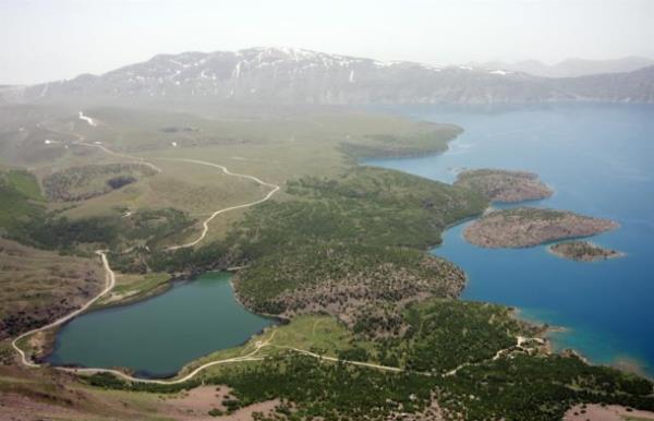 Anadolu&#8217;nun yeryz cenneti olarak ta nitelendirilen ve Bitlis&#8217;te bulunan Dnyann ikinci, Trkiye&#8217;nin en byk kalderas grenleri adeta kendine hayran brakyor.