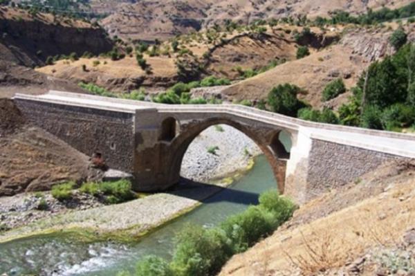 Bitlis-Baykan yolu zerinde bulunan Narldere Kprs&#8217;nn kitabesi olmadndan ne zaman ve kimin tarafndan yaptrld belli deil. Bitlis&#8217;in en gzel kprs olup, byk olaslkla Osmanl dnemi 16. yy. sonlar ya da 17. yy. iinde yaplm olabilecei kanaati yaygn...