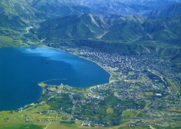 Dou Anadolu Blgesinde bulunan Bitlis, Van Gl&#8217;nn batsnda. Tarihsel yaplarn arlkta olduu bir vadi iinde kurulduundan ' Vadideki Gzel ehir' diye anlr.