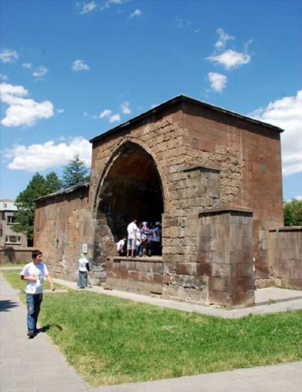 1589 ylnda 5. erefhan tarafndan ehrin en yksek meydannda yaplan hlasiye Medresesi, kentin gemiteki yksek eitim seviyesini de gzler nne seriyor.