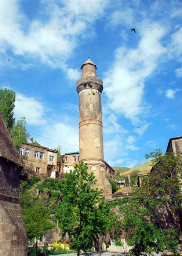 Bitlis'te be minare trksne ilham veren tarihi Ulu, Gkmeydan, Meydan, erefiye ve Aa Kalealt camileri de kent turizminde nemli yer tutuyor. Tarihi dokusunun halen yaatlmaya alld kent merkezinde, M.. 312'de Byk skender'in emriyle ina edilen Bitlis Kalesi ise zaman iinde yaplan eitli restorasyonlarn ardndan brnd muhteem grntyle halen dimdik ayakta duruyor.