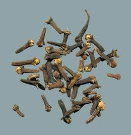 Naftalin kokusundan holanmyorsanz, dolaplarn iine limon kabuu ve karanfil taneleri koyun. Bylece hem gve gelmeyecek hem de giysileriniz gzel kokacak