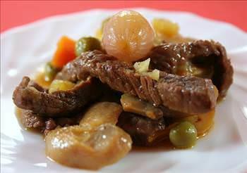 Krmz et ile hazrladnz yemeklerin daha lezzetli olmasn istiyorsanz etin zerine bir miktar biberiye serpin, kemik ularna sarmsak srn. Daha sonra az ya ile frnda kzartn.