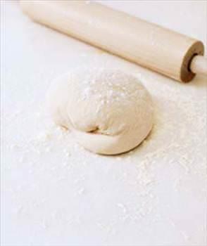 Hamur aarken merdane yerine ii buz gibi su dolu bir ieyi deneyin. Hamurunuzun daha kolay aldn greceksiniz.