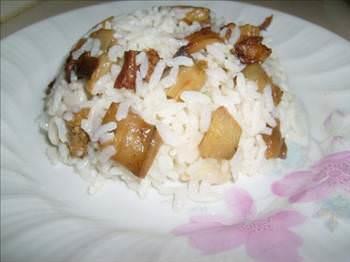 Patlcan kabuklarn soyduktan sonra iine sirke ve ok az zeytinya konmu suda ok az halayn. Daha sonra istediiniz kklkte dorayn ve pilav yaparken iine katn. Pilavnz daha lezzetli olacaktr.