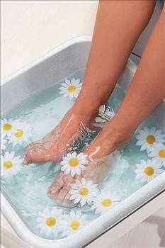 Eer ayaklarnz ok snp iiyorsa onlar saatlerce scak suda bekletmeyin, aksine kolonya ile ovalayn. Bilekleriniz ve ayaklarnz imeyecektir.