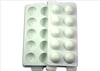 Buz kalplarnz su ile doldurmadan nce blmelere portakal, limon ve dilediiniz meyve paracklar yerletirirseniz dekoratif buzlar elde etmi olursunuz.