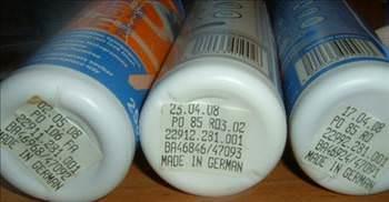 Satn aldnz plastik ve cam eyalarn zerine yaptrlan etiketlerden kurtulmak iin etiketin zerine yemeklik margarin srn ve 15 dakika bekletin. Bir bez ile ovalayp ykayn. zerinde hi bir leke ve izilme olumayacaktr.