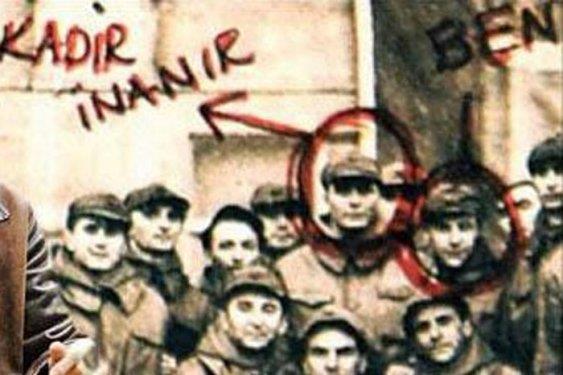 �nl� m�zisyen Mazhar Alanson'un piyasaya yeni ��kan kitab�ndan bir sayfa. Alanson (sa�da) ve Kadir �nan�r me�er asker arkada��ym��.