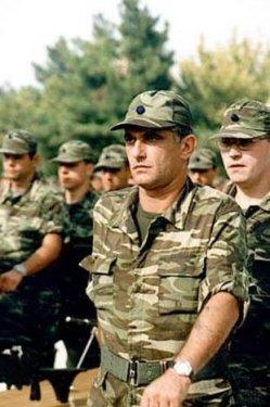 Uzun y�llar yurtd���nda ya�ayan Kenan Kalav askerli�ini ileri bir ya�ta yapt�.