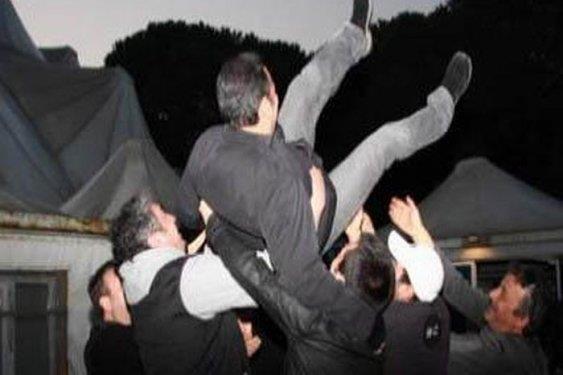 Arkada�lar� Ali Sunal'� askerlik g�revini yapt��� Mardin'e b�yle g�ndermi�ti.