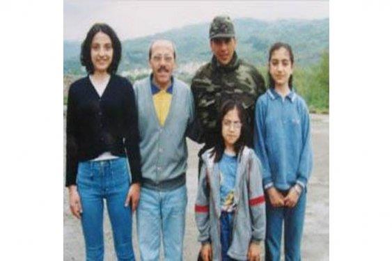 Emre Altu� askerli�ini Zonguldak'�n Devrek il�esinde yapt�. ��te �nl�lerin askerlik foto�raflar�.