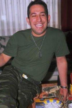 Cem Y�lmaz askerli�ini Ankara Mamak Muhabere Bilgi Sistemler Okulu ve E�itim Merkezi Komutanl���'nda yapt�.