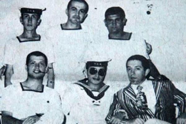 Foto�raf, 1976'da G�lc�k'te B�lent Ersoy bahriyeli olarak vatan borcunu �derken �ekildi.