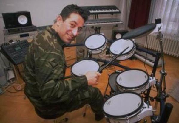 Cem Y�lmaz tam 18 ay askerlik yapt�.