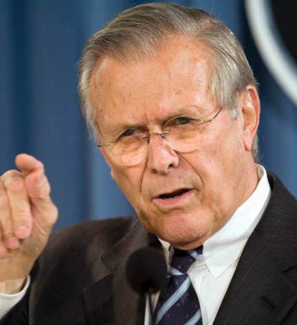 Donald Rumsfeld, ABD'nin hem en gen hem de en yal savunma bakan olarak bir ilke imza att  <br>43 yandayken savunma bakanl yapan Rumsfeld, 74 yandayken George W. Bush hkmetinde de grev alarak ABD'nin en gen ve en yal savuma bakan oldu