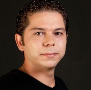 Matematik mhendisliini bitiren Uluk sonradan kendi irketini kurup iadam oldu. Ama 90'lar dizisiyle yeniden ekrana dnd.