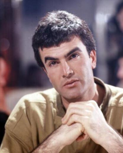 zhan, Londra'da orada yaayan Trkler'in defin ilemleriyle uraan bir irkette alt uzun sre.