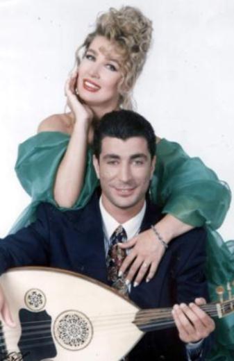 Seda Sayan nce kendisi mzik dnyasnda adn duyurdu. Ardndan kardei Sedat Grsaar da bu alanda ansn denemeye karar verdi.