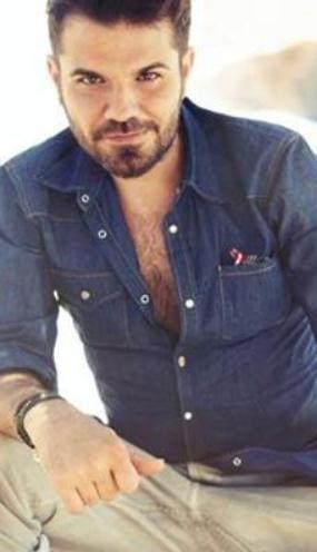 Yln yarsn Los Angeles&#8217;ta geiren Doulu, orada &#8216;Ken Love Yourself&#8217; adl bir giyim maazas amt. Sadece patronluk deil ayn zamanda tasarmcl da el atan arkc, maazadan sonra Los Angeles&#8217;ta bir de yapm irketi kurdu.