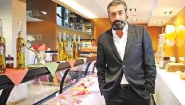 Erkan Petekkaya, ticaret dnyasna hzl bir giri yapt. Acarkent&#8217;te kasap ve steak dkkan aan oyuncu, sonra da Sosyete Pazar adn verdii alveri merkezini hizmete soktu.