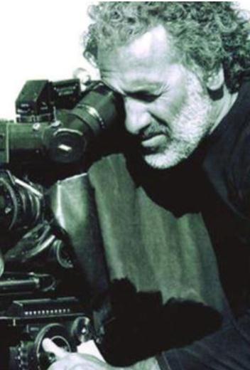 Ynetmen Sinan etin neredeyse stanbul'un Cihangir semtinin yarsndan ouna sahip. yle ki "Artk oras Cihangir deil Sinangir" diye espriler bile retiliyor.