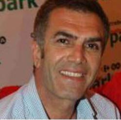 Londra'ya yerleen zhan orada belki de daha nce hi aklna gelmeyen bir ite alarak ekmek paras kazand.