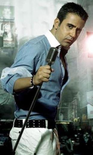 Verdii rportajlarda, &#8220;Kafamda hep ticarete atlmak gibi bir dnce vard&#8221; diye konuan Emrah, hayallerini gerekletirdi. Hayatnn spor zerine kurulu olduunu syleyen arkc, i dnyasna geiini u szlerle anlatmt: &#8220;Bir gn Polat&#8217;ta spor yaparken bu fikir aklma geldi. Teklifimi sundum. Polat Holding&#8217;le yaptm karlkl grmeler sonucunda da, 2 milyon dolara bu kompleksi satn aldm.&#8221; Gayrimenkul yatrm olduu da bilinen Emrah&#8217;n, &#8216;Emrah Mzik Yapm&#8217; adnda prodksiyon irketi de bulunuyor.