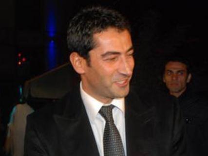 Kenan mirzalolu da kazandklarn gayrimenkule yatran nllerden. Aktrn 4 yl nce 120 bin TL&#8217;ye ald binann deeri u an milyonlarla ifade ediliyor. mirzalolu kurduu zel bir ekiple Fener, Balat, Tarlaba ve Cihangir civarnda ok sayda eski bina satn almaya balad.