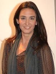 Ama sonra sektr deitirdi. Bir sre nce sylediine gre de oyunculuktan uzaklat.