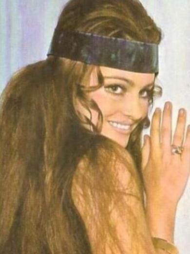 Arzu Okay bir dnemin sinema yldzlarndand. Sonra aniden kameralara veda edip yurt dna gitti.