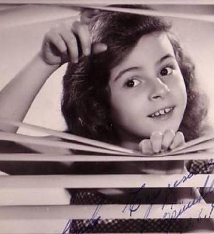 Zeynep Deirmenciolu ya da milyonlarca kiinin bildii adyla Ayecek de evlendikten sonra sinemaya veda etti. Sonra da bambaka bir sektrde almaya balad.