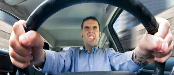 Direkt sizin tehlike altnda kaldnz durumlarda fkelenmeniz ok doaldr, ancak iddet ierikli sylem ve eylemlerde bulunmak ortam daha da gerginletirir.