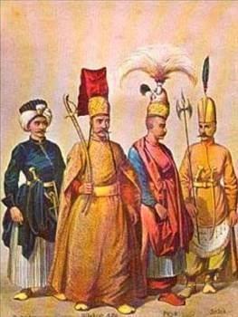 Silahtar aa: <br>Silahtar Aa enderunun en nfuzlu simas ve amiriydi. Saray anane ve nizamna gre hasoda aalarnn en kdemlisi olan padiaha silahtar olurdu, fakat asrlar boyunca daima padiahlar silahtarlarn hasodallar arasndan, sevdikleri ve itimat ettikleri bir sima olarak kendileri semilerdi. Silahtar yapmak istedikleri zlfl aay, aa koulardan birinde de olsa, evvela bir fermanla hasoda'ya aldrtm ve sonra da silahtar tayin etmilerdir. Silahtar aa olmak bir enderunlu iin en byk gaye idi. Silahtar aa padiah sabah namaz vaktinde haremden kp enderun'a geldii andan, bazen yats namazndan sonra harem'e dnecei ana kadar srekli hkmdarn yannda bulunurlard.