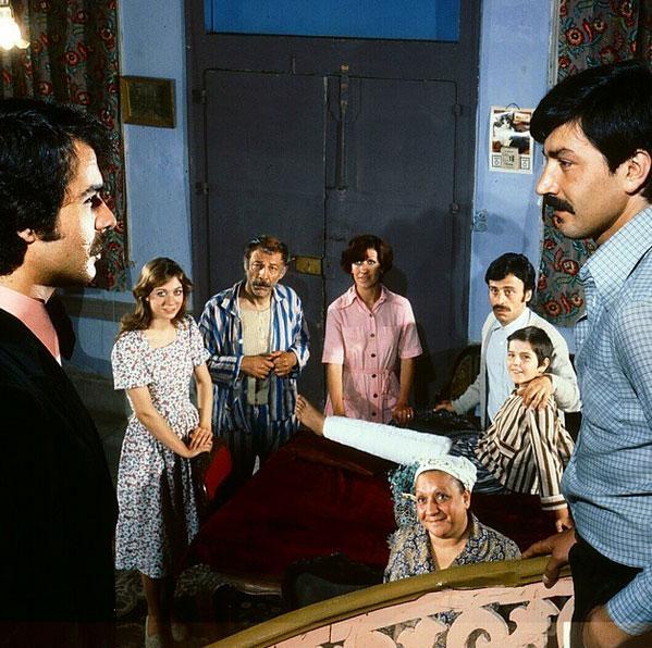 Bir merdiven sahnesi de "Aile Serefi" filminden gelsin!.. ok gzel bir sahnedir bu!.. Set fotoraf iinde bile ne kadar baarllar... Bir anda bir kare iin o konsantrasyona tekrar girip byle bir poz verebiyorlar!.. Iklar kostm kadraj ok baarl sahiden... Hepsi ok baarl elbette ama Adile Nait-Mnir zkul olaanst oyuncular gerekten de!...