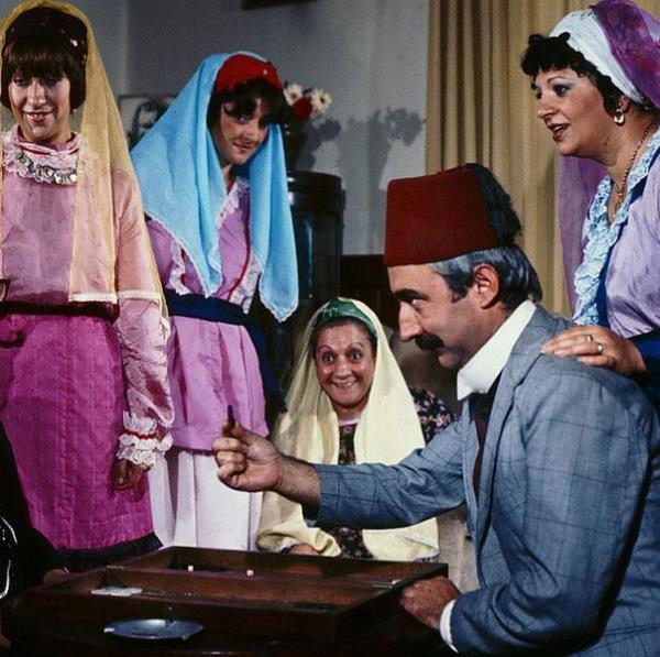 Adile Nait elmas grm gibi bakyor!..<br>    ok farkl ok tatl bir kadnd Allah rahmet eylesin!.. Bir insann bir tane mi sevmeyeni olmaz... Yoktu Adile ablann!.. zellikle Arzu film ailesinin ablas annesi oldu hep!.. Vefat haberinin geldii gn Ertem Eilmez nce bir sinir yapt "Allah'n bcr kazk att, benden nce ld" diye sonra gnlerce aylarca alad, konuamad kimselerle... Mnir zkul usta ile baz gnler buluur hi konumadan otururlard srekli yle bo bo!.. Bir devrin kapan kadar etkisi olmutu Adile Abla'nn yokluu!..