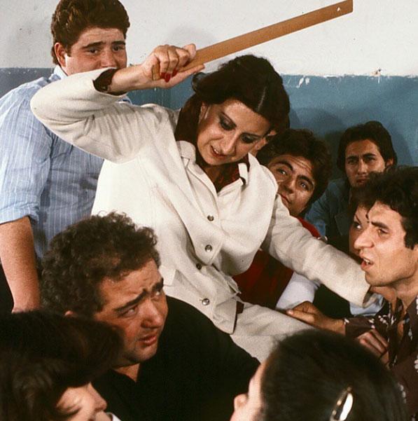 te gerek Hrrem!.. Bu kare sevgili ablamz Perran Kutman'da da yok, o'na gelsin!.. Yazk ya sopay da rahmetli Feridun avl yemi bu arada!..