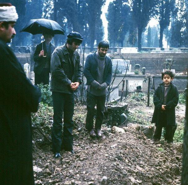 "Canm Kardeim" oynuyormu, sevenlerine gelsin!..Tark Akan, Halit Akatepe, Kahraman Kral, Adile Nait, Metin Akpnar, Kemal Sunal, hsan Yce, Necdet Yakn, Stk Akatepe, Pekcan Koar, Kamer Baba, Renan Fosforolu, Ahmet Turgutlu... Grnt yn. Erdoan Engin Mzik Cahit Oben. Senaryo Sadk endil. Yn. Ertem Eilmez!..