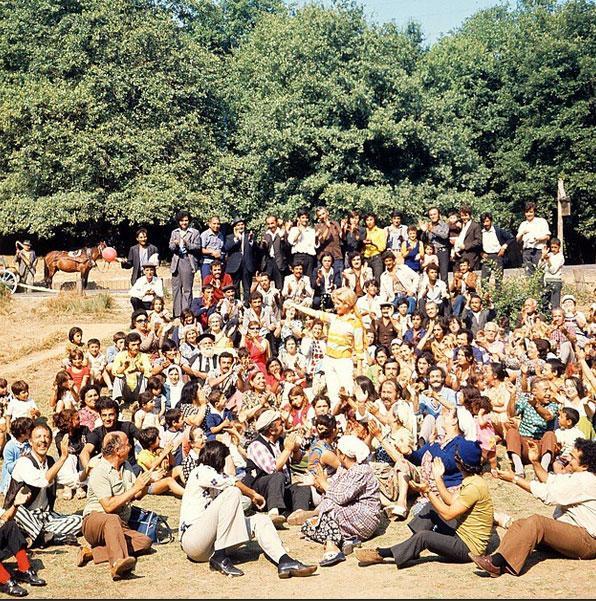 "Yalanc Yarim" oynam galiba?.. Enteresan bir set karesi paylaalm o zaman!.. Ne amala byle bir organizasyon olmu orda? Neden bu kare ekilmi belli deil... Afi iin de ekilmi olamaz, fazla geni ve genel bir kare!.. Sultansuyu piknik sahnesi ama sanki ekimaras Emel hanm ark sylyor gibi duruyor... nde oturanlar Mnir zkul orada, Tark Akan, Mrvet Sim, Turgut Boral, Halit Akatepe, Zeki Alasya tm ekip orada!.. Doal bir figrasyon da var ve hatta biraz da fazla gibi sanki!..Kamera arkas set fotoraflarn seven ok oluyor, onlara gelsin!...