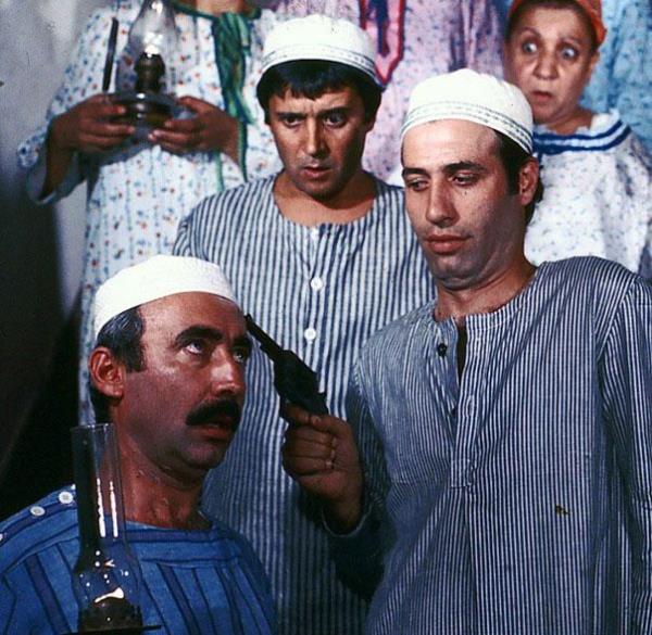 Birinde suluyu yakalam birinde de sulu kendiymi ifadesi var!.. Ne oldu da nasl geldiniz ki bu hale?.. Bu arada enteresan bir bilgi olabilir, hep merak edilir Mnir zkul bu filmlerde nerede diye, kamera arkasnda!... Kartal Tibet ile birlikte Ertem Eilmez'e yn. asistanl yapyorlar!... Oynamamasnn da asistanlk yapmasnn da muhakkak baz baka gerekeleri de vardr ama durum bu sonuta!.. Meraklsna bilgi ite!..