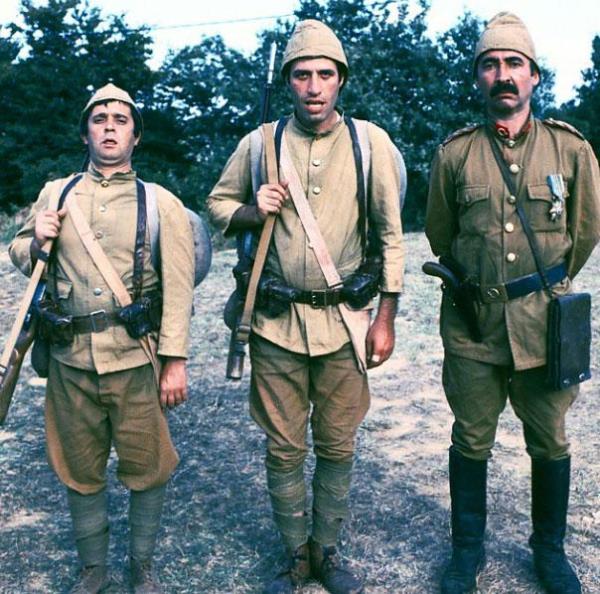 Saf temiz ama salak-daha salak-en salak!..<br>  Bu bir forml... Dump and dumper!.. O kadar iyi kalplidirler ki finalde ileri rast gider ve olay zen olur hatta takdir grrler!.. St kardelerde madalya bile taklr hatta!.. Forml dnyann uygulad bir forml belki ama bu kadar inandrc bu kadar sempatik baka bir ekip yok dnyada, olmad da baka!.. Yerleri asla dolmayacak ustalar asla yerleri dolmayacak filmler rettiler!.. Sevgi ve sayglarmzla "Saban olu aban"