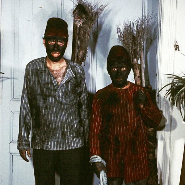 Bu tarz benim!..<br>    Jenerik iinde var bir ka kare ama filmde kullanlmayan bir sahne bacaclar... Kamera arkas grntler video teknolojisi ile balam bir sre ama ekim hatalar ve kullanlmayan sahneler korunsaym keke!.. O tarihlerde vizyonunu tamamlam bir film, baka ne ie yarar ki dncesi ile ekstra maliyet getirecek bu tarz materyaller hi korunmam maalesef!.. Hatta brakn bunlarn korunmasn, uval iinde kilosu karl satlan filmlerin olduunu biliyoruz bugn!.. O dneme ahsen tanklk etmi ve ariv oluturulmasna ncelik vermi, tabiri caizse, baba yadigar bir Ahmet G aabeyimiz var firmamzda... O'nun emekleri ok byktr bugn bu fotoraflarn gnmze ulamasnda!.. Bu vesile ile kendisine ok teekkr ediyor sevgilerimizi sunuyoruz!...