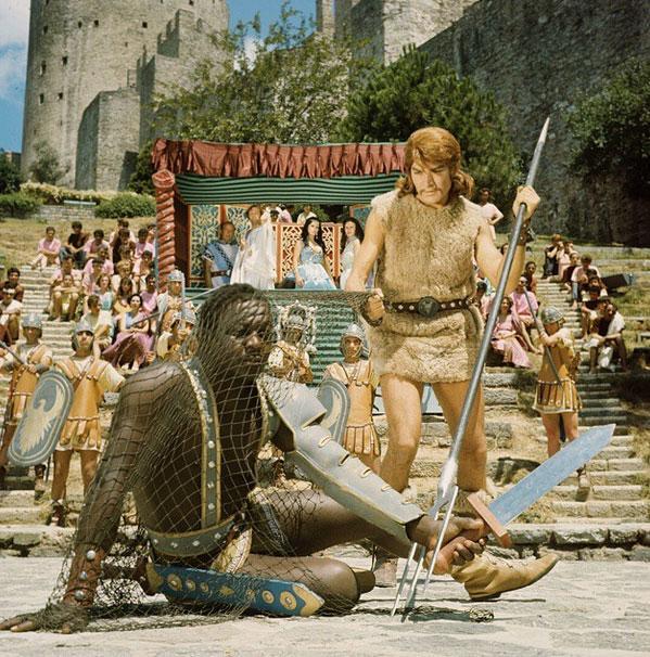 En sada yerde duran sur klandrmas iin yere sabitlenmi lambalar, kromaj yaplm mzrak ve kllar, eldeki fazla pembe kumatan yaplma halk kostmleri, az bulunan ve rengi tek siyahi olann a ile yakalanm olmas o yllarn pek derinlemesine dnlmeden kabul edilebilir kriterler olduu da bir gerek heralde!...Her eye ramen renkli filme gei yllarnda zellikle bir ok alanda yetersizliklerle mcadele verilirken tarihi ve kostme film ekmek byk bir cesaret ve sinema sevdas gerektiriyor elbette!..  Oluturacagmz mzede en nemli yerlerden biri 5 adet ekilmi olan "Tarkan" filmlerine ait olacaktr kukusuz!.. Bu arada fotorafta grlen, ilk ve tek siyahi bapehlivanmz Mustafa 1972 Krkpnar bapehlivanmz!..