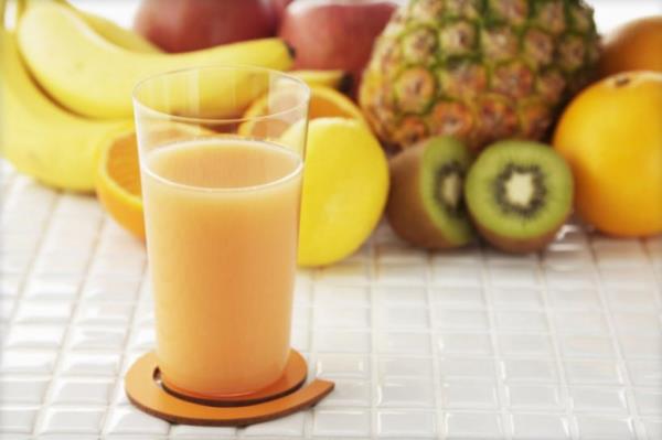 Yzde 100 meyve suyu: En iyi seenek hi tatlandrc eklenmemi olan yzde 100 meyve suyudur. Bunlar vitamin ile hastalklarla savaan antioksidanlarla doludur. Problem ise meyve suyunun doal olarak fazla eker ve kalori iermesidir. Bir kase saf elma suyu baz ekerlemeler kadar ok eker ierebilir. Bu nedenle birok beslenme uzman gnde sadece 1 bardak meyve suyu imenizi neriyor.