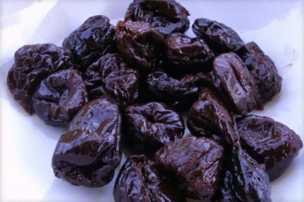 Kuru erik suyu: Yal insanlar, kuru erik suyu kabzl iyiletirmek iin neriyor. Eriin iinde bol miktarda lif bulunduu ve sorbitol isimli doal bir mshil ierdii iin kabzlk iin faydal olduu akland. Fakat eriin faydalar bununla snrl deil. Kuru erik kompostosu antioksidan, demir ve potasyumla doludur.