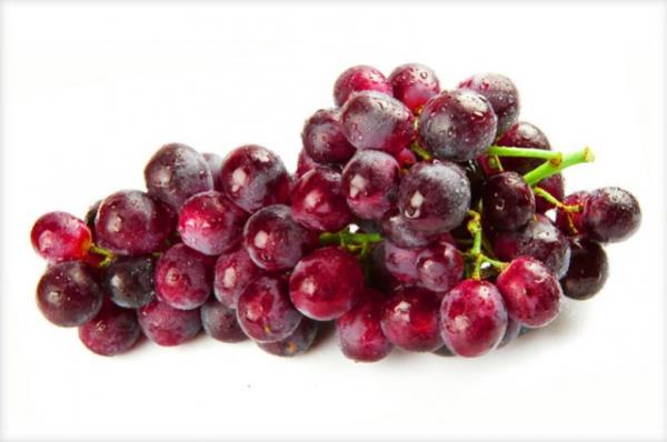 Krmz zm suyu: Krmz zmn iinde flanavoidler ve resveratrol isimli antioksidanlar bulunuyor. Bu nedenle krmz zmn suyunu imelisiniz. nk ekirdekleri, kabuu ve posasn bir arada tketirsiniz. ekirdeklerini karp meyvesini yerseniz ekirdeklerinde gizli olan besinleri karrsnz.