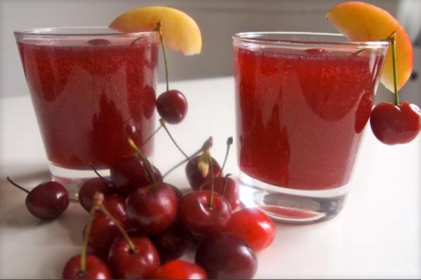 Kiraz suyu: Kirazda da bol miktarda bulunan antioksidanlarn yannda kiraz suyu anti-inflamatuar zelliklere sahiptir. Bir aratrmaya gre, egzersizden nce ve sonra kiraz suyu imek egzersize bal kas arlarn azaltabiliyor.